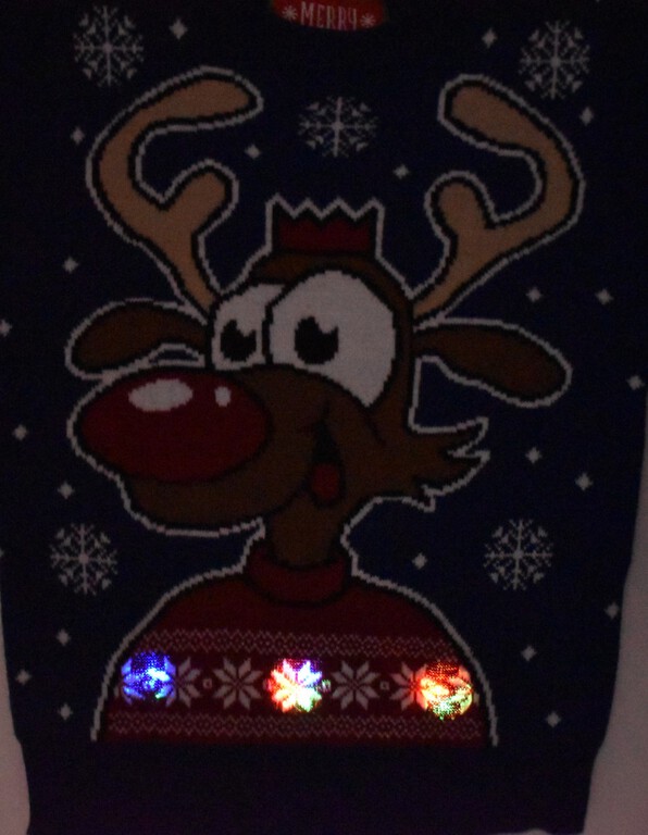 Niebieski dziecięcy sweter świąteczny z LEDAMI i reniferem (6)