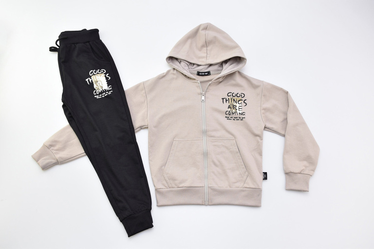 Dres chłopięcy beżowa bluza i czarne spodnie good things coming (4)